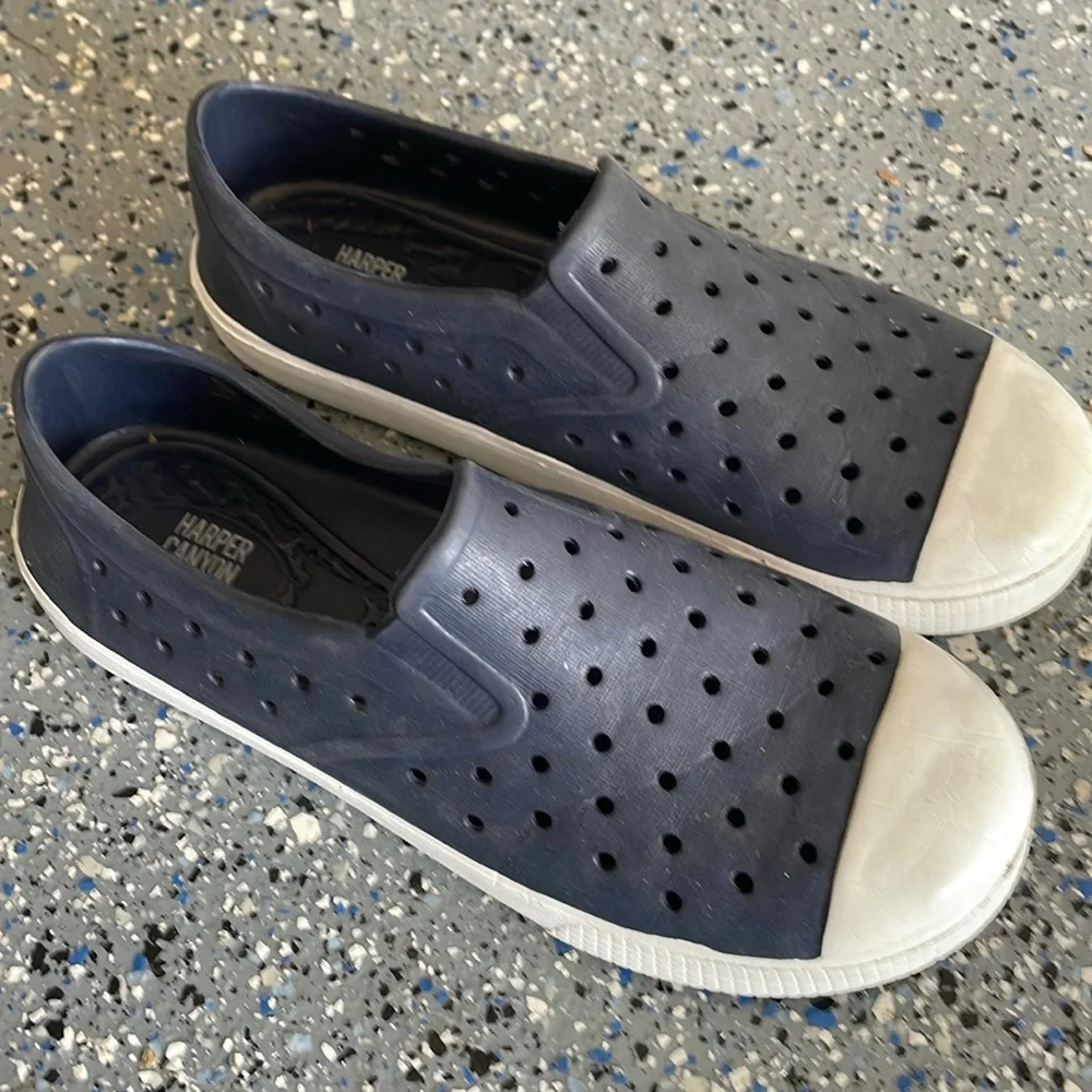 Harper Canyon boys water shoes size 3